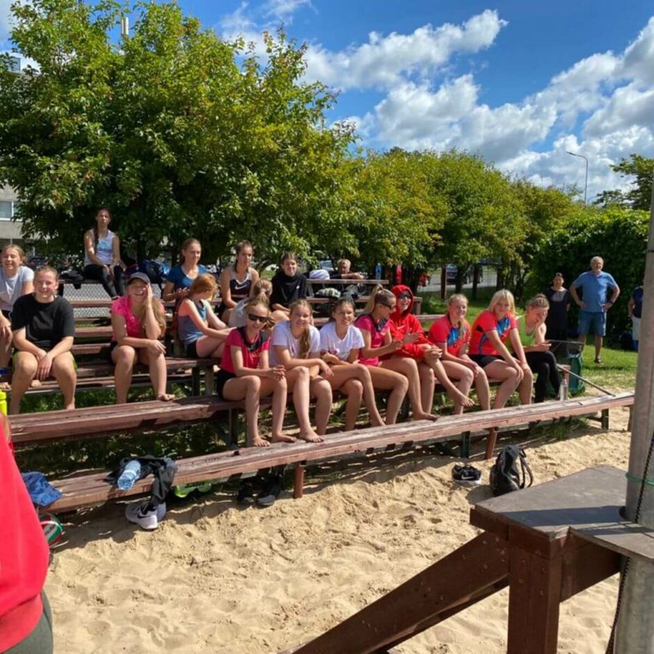 Skatītāji tribīnē vēro volejbola spēli