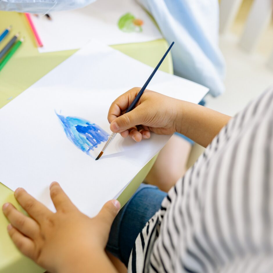Skolēns mākslas nodarbības laikā