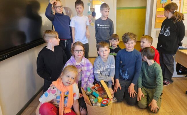 Skolēni iepriecināja aprūpes nama 