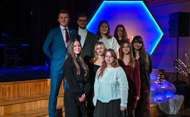 jaunieši pasākumā 