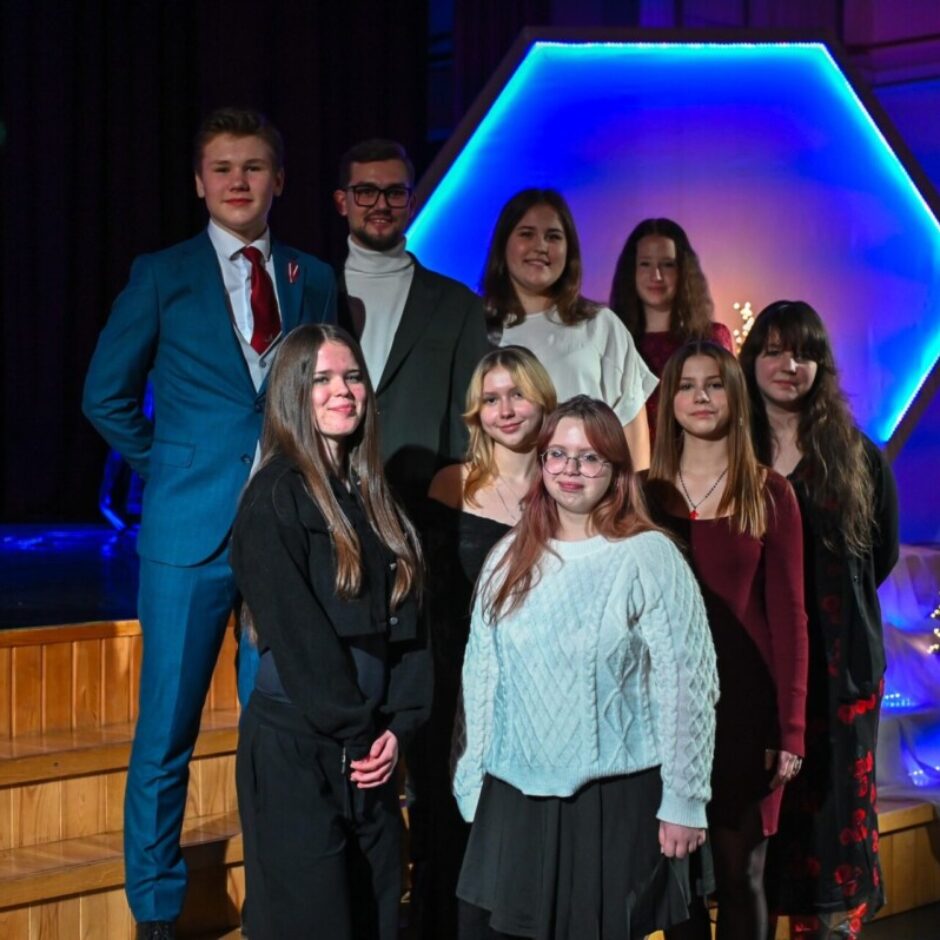 jaunieši pasākumā 