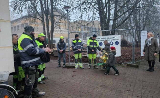 Sākumsskolas skolēni sveic būvniekus Ziemassvētkos