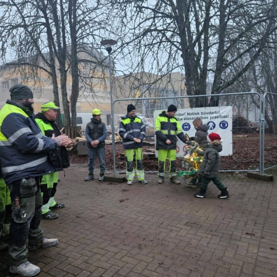 Sākumsskolas skolēni sveic būvniekus Ziemassvētkos