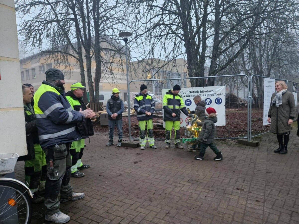 Sākumsskolas skolēni sveic būvniekus Ziemassvētkos