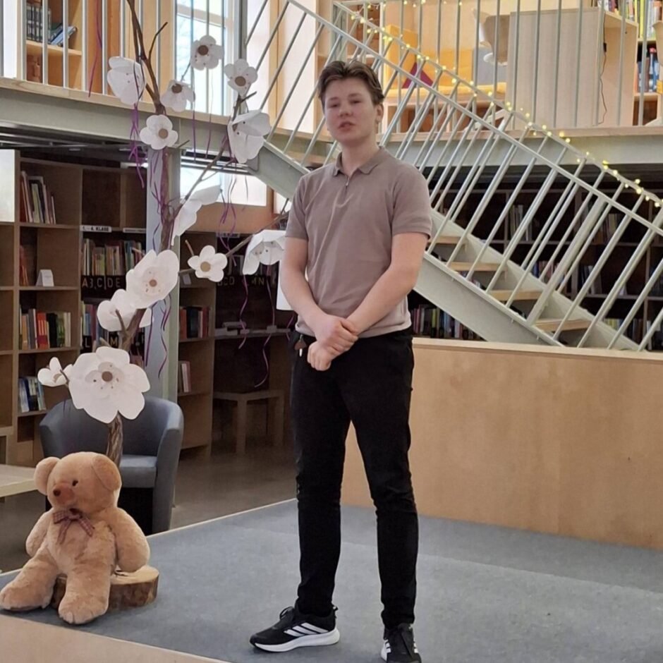 Skatuves runas konkurss Alojas Ausekļa pamatskolā, dzejoli skaita Sīmanis Siliņš