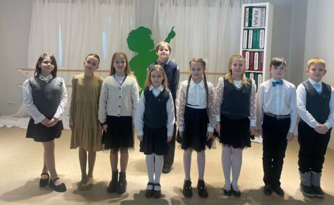 Skatuves runas konkursa dalībnieki ar saņemtajiem diplomiem