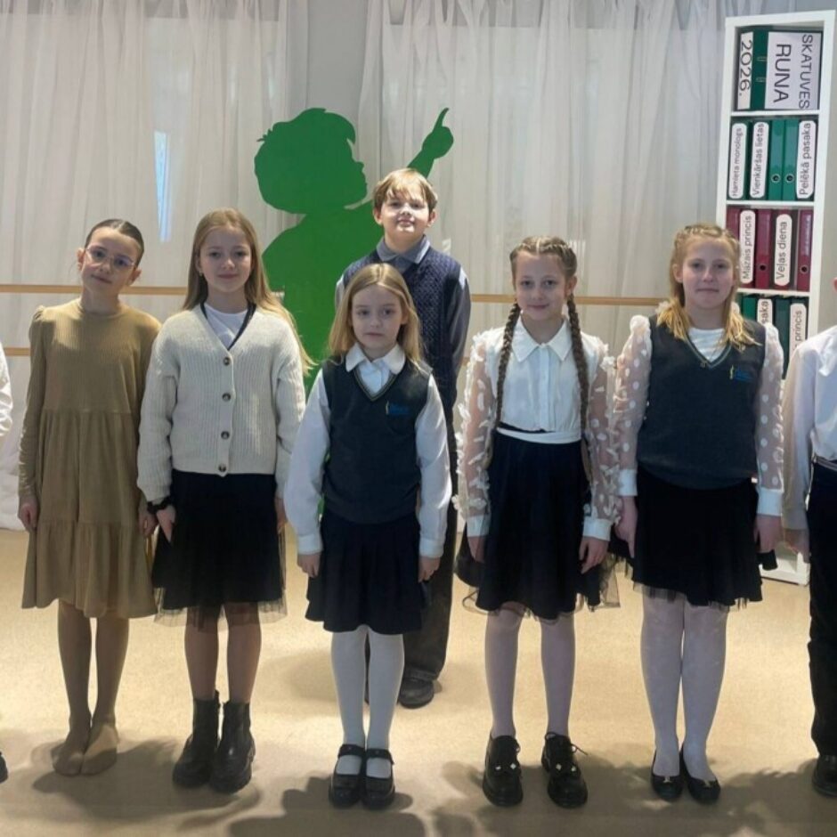 Skatuves runas konkursa dalībnieki ar saņemtajiem diplomiem