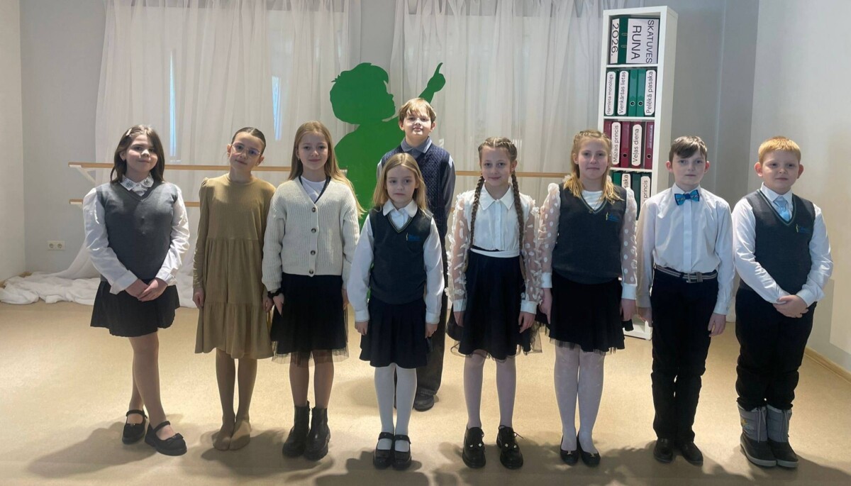 Skatuves runas konkursa dalībnieki ar saņemtajiem diplomiem