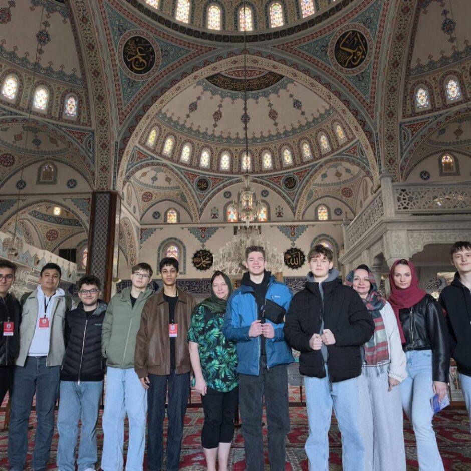 Erasmus+ projektā Alojas Ausekļa pamatskolas skolēni Turcijā. Manavgatas mošejā