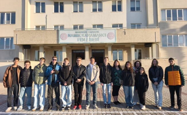 Erasmus+ projektā Alojas Ausekļa pamatskolas skolēni Turcijas skolā, fonā skolas attēls