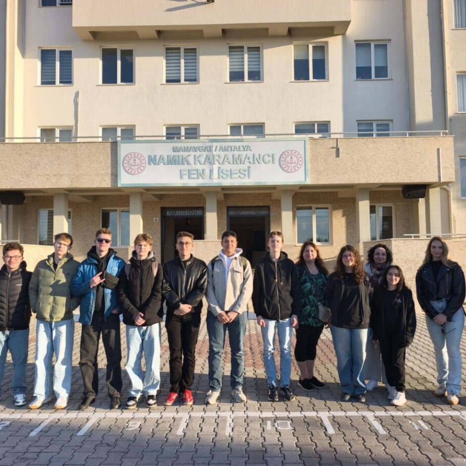 Erasmus+ projektā Alojas Ausekļa pamatskolas skolēni Turcijas skolā, fonā skolas attēls