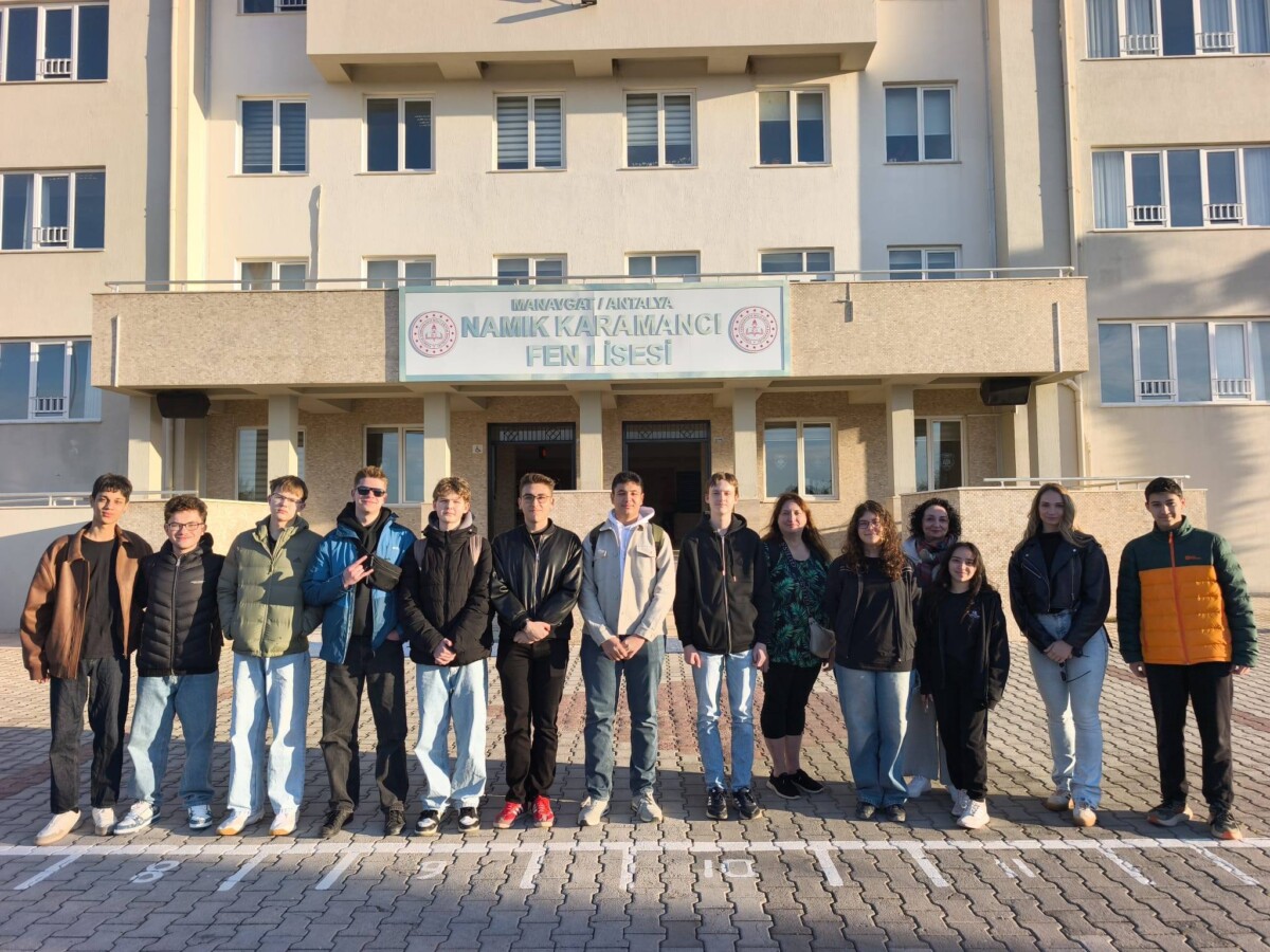 Erasmus+ projektā Alojas Ausekļa pamatskolas skolēni Turcijas skolā, fonā skolas attēls