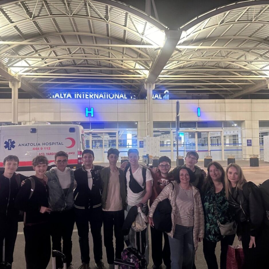 Erasmus+ projekta dalībnieki pie Antālijas lidostas