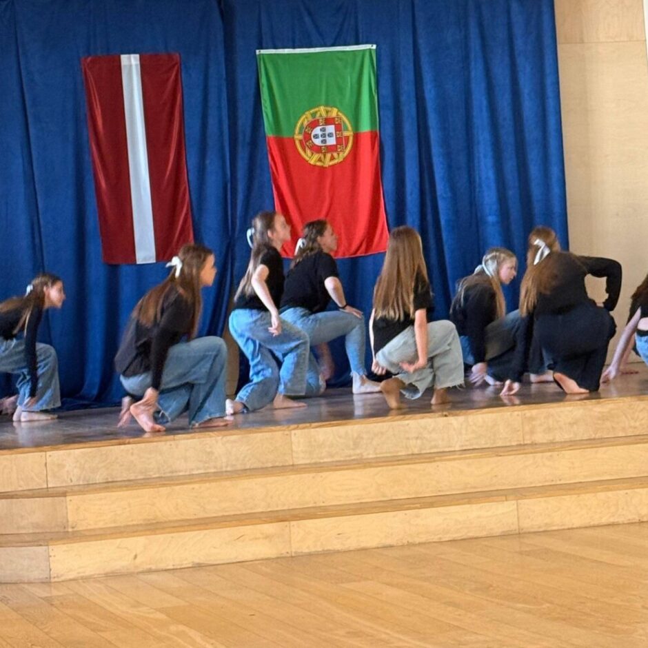 Dejo uz skatuves moderno deju dejotāji