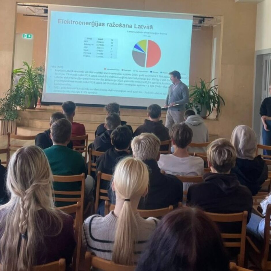 Vīrietis prezentē jauniešu grupai slaidu ar nosaukumu 